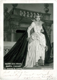 Maria Callas indossa un abito ideato da Nicola Benois per l’Ifigenia in Tauride, Milano, La Scala, 1957